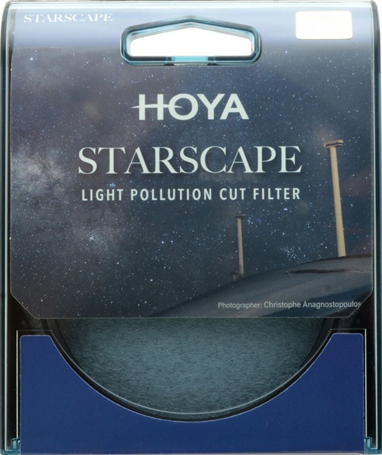 Filtre anti-pollution lumineuse Hoya Starscape dans un emballage plastique bleu. Graphique de ciel nocturne.