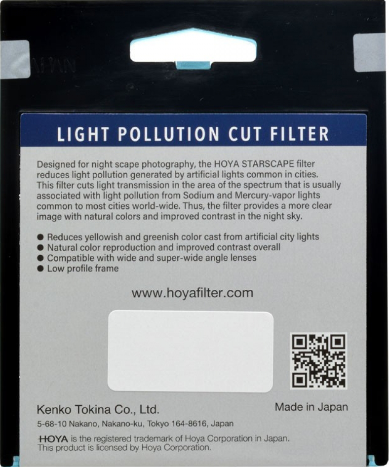 Emballage du filtre anti-pollution lumineuse Hoya. Boîte noire avec texte et code QR. Fond blanc.