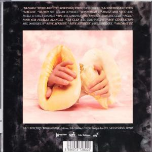 Pochette d'album avec un fond rose. Deux mains tiennent le coquillage avec des mains à l'intérieur.