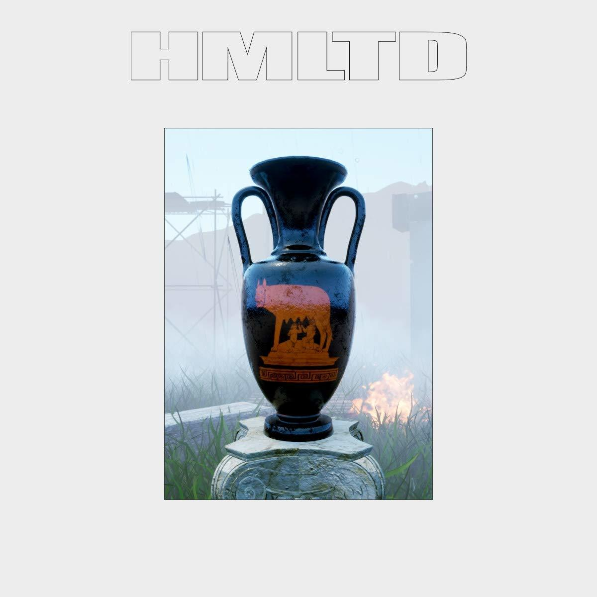 Vase noir avec des figures rouges sur un socle. Texte : HMLTD. Fond avec brouillard et feu.