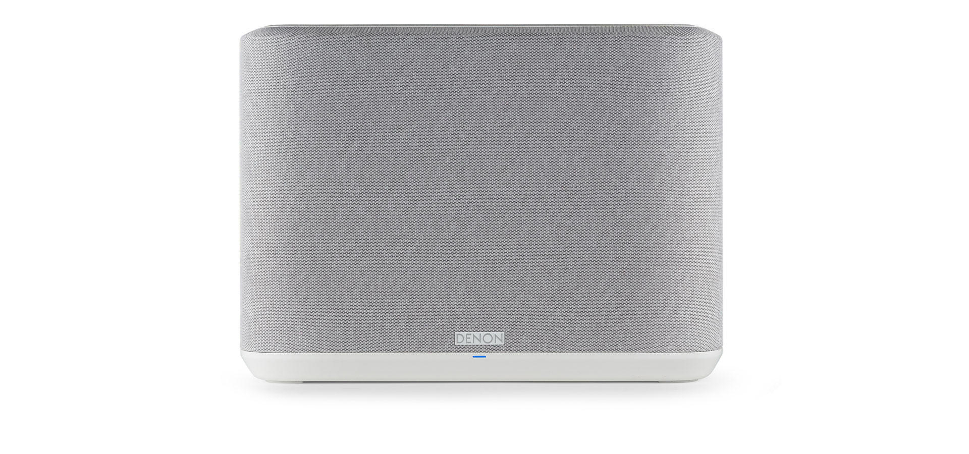 Ein Denon-Lautsprecher, graue Mesh-Front, weißer Boden, auf weißem Hintergrund.