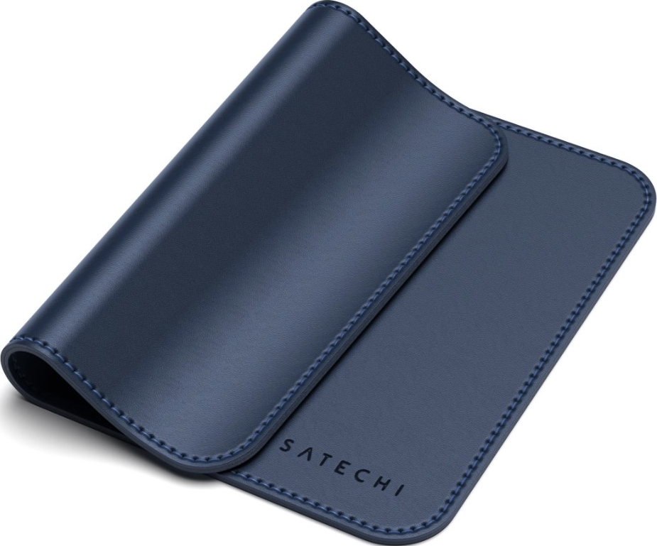 Deux tapis de souris bleus simili cuir, empilés, légèrement superposés.
