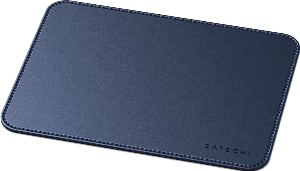 Tapis de souris en cuir bleu foncé avec des bords cousus et le logo Satechi.