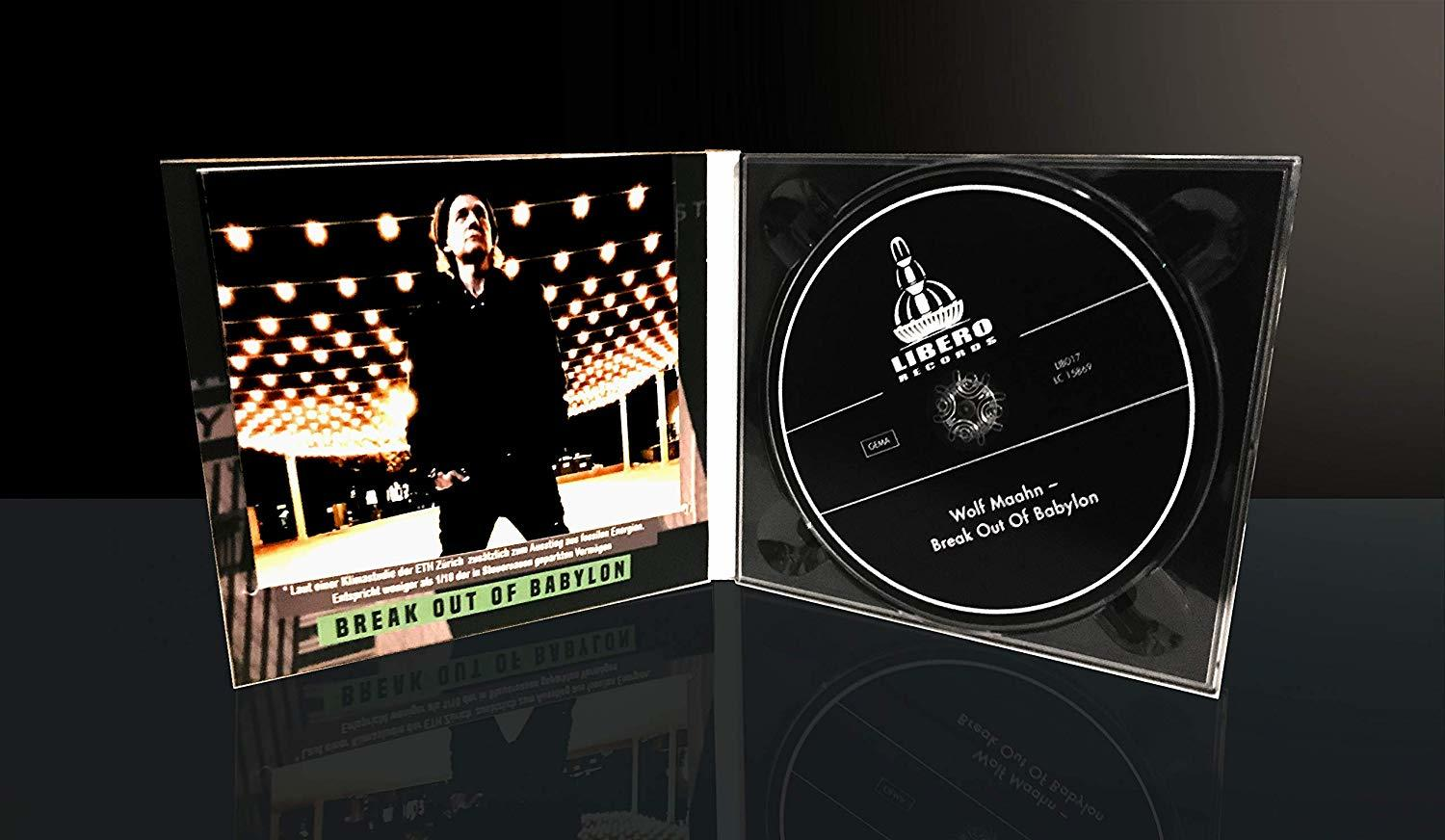 Geöffnete CD-Hülle mit einer schwarzen CD und Artwork auf der linken Seite.
