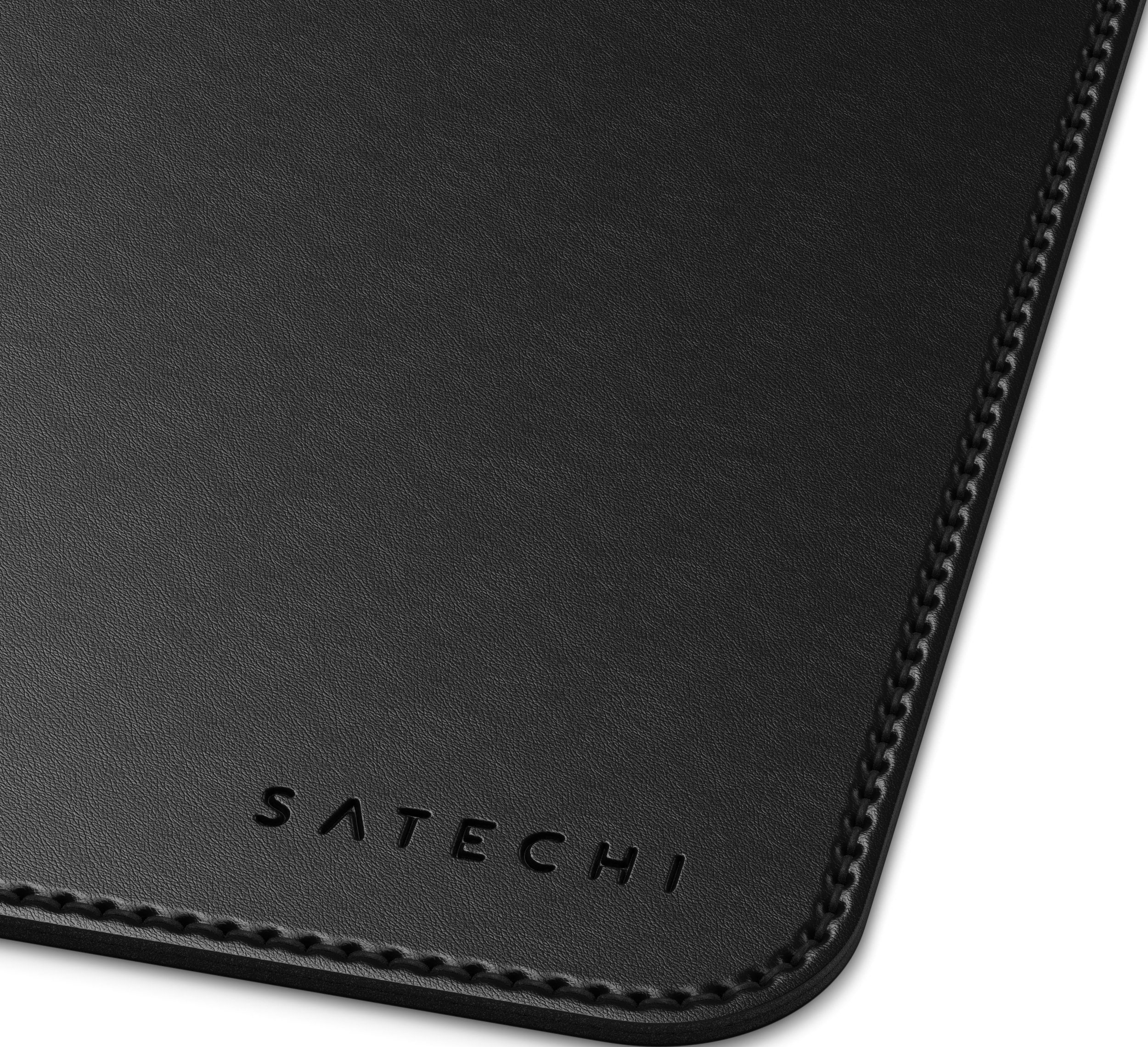 Tappetino mouse Satechi in pelle nera con bordi cuciti. Logo SATECHI in basso a sinistra.