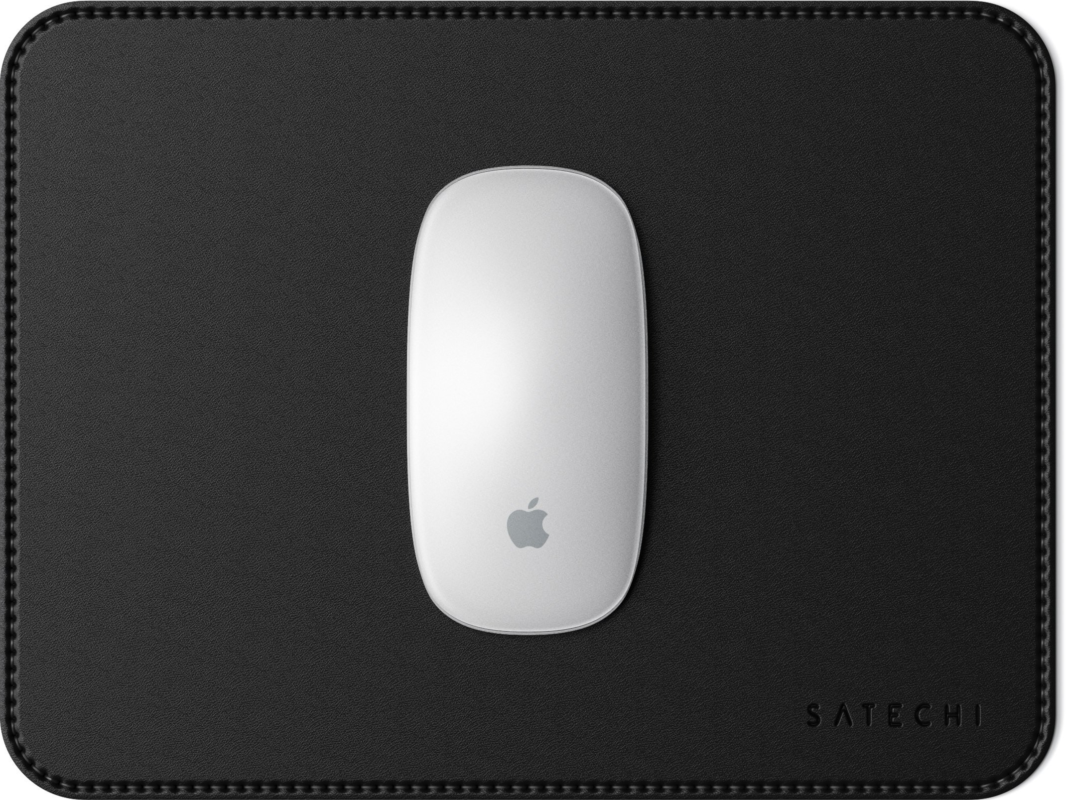 Mouse Apple bianco su un tappetino per mouse in pelle nera. Il logo Apple è visibile.