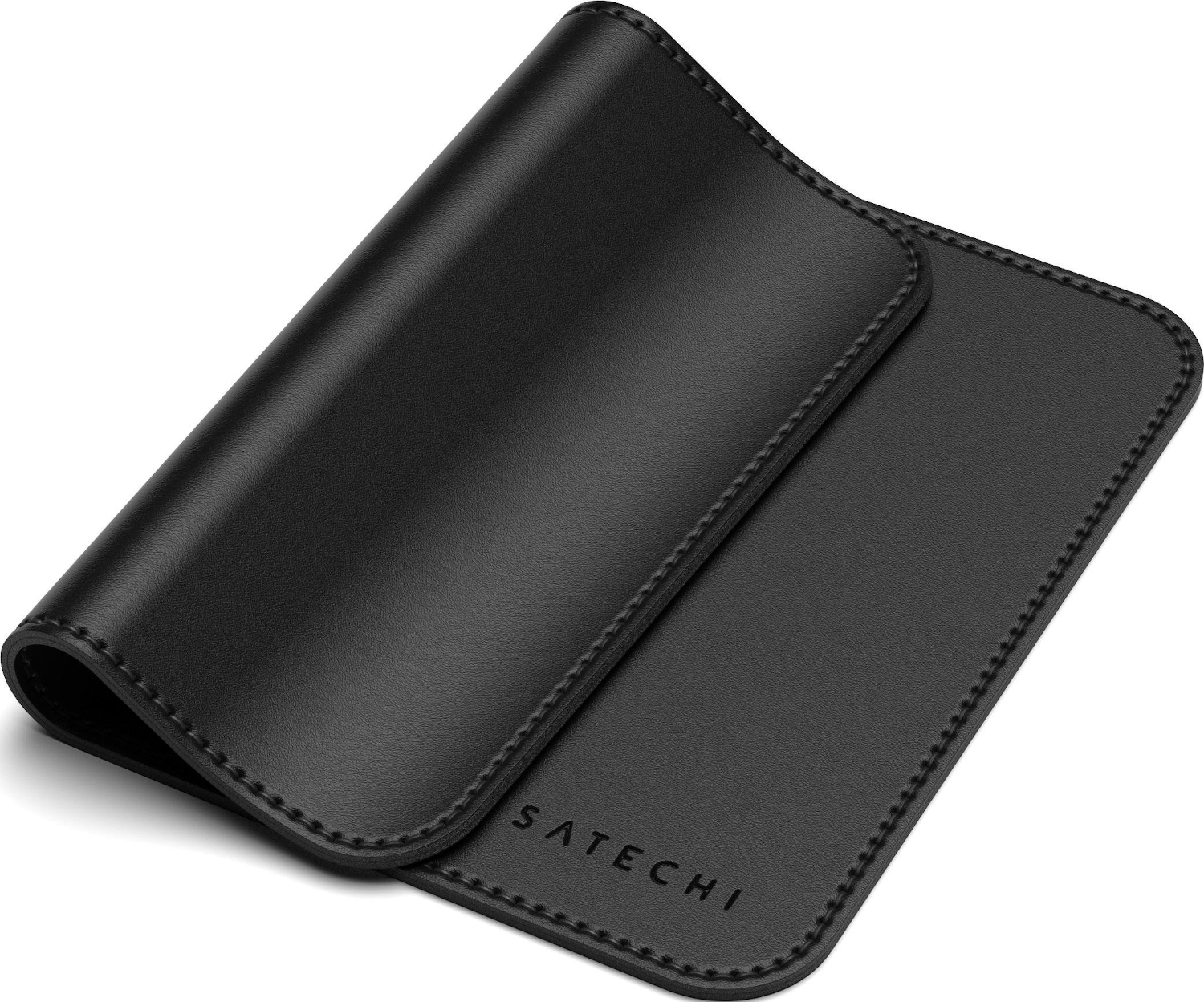 Due tappetini per mouse Satechi in pelle nera. I tappetini sono rettangolari e cuciti lungo i bordi.