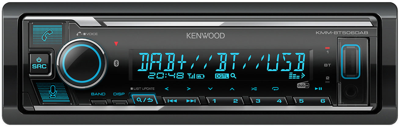 Kenwood-Autoradio. Display zeigt DAB+, BT, USB, Zeit und Songinfo. Knöpfe für Quelle, Band und mehr.