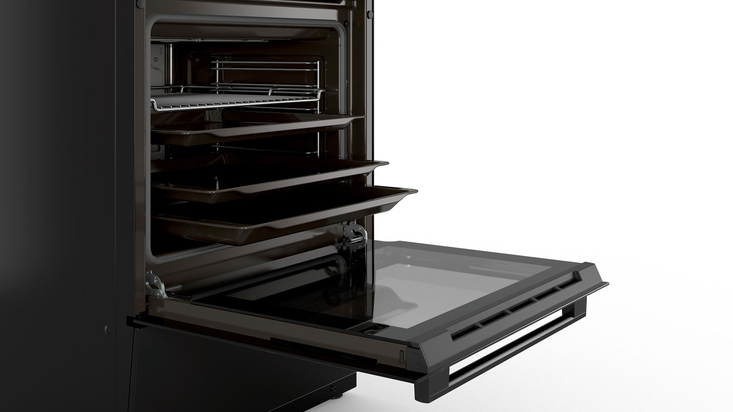 Open zwarte oven met roosters en bakplaten, witte achtergrond.