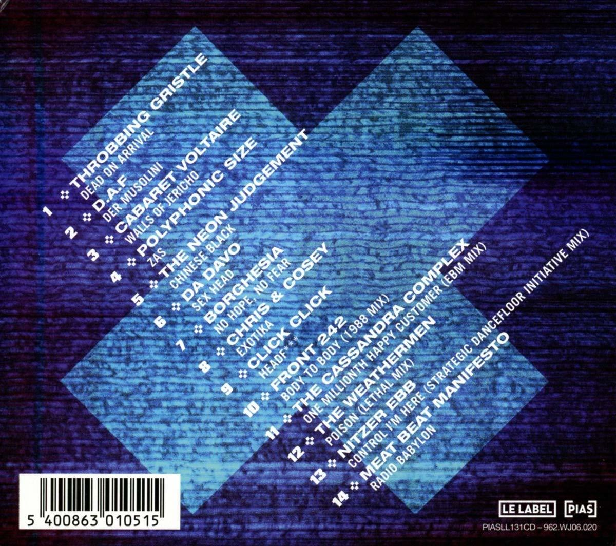 Ein CD-Cover mit Albumtitel, das ein Raster aus Text und Künstlernamen auf blauem Hintergrund zeigt.