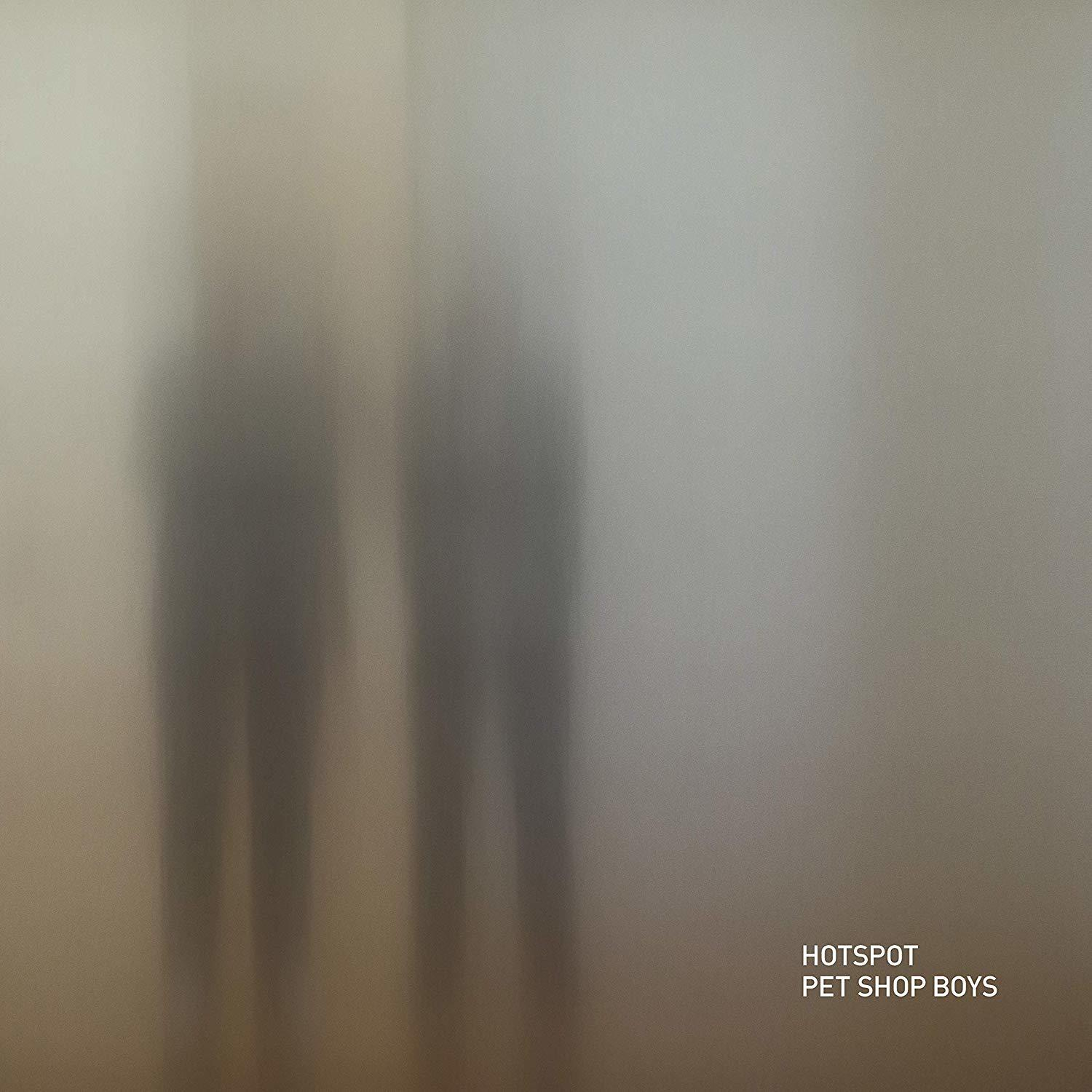 Két alak elmosódott sziluettje szürke háttér előtt. A szöveg: 'Hotspot Pet Shop Boys' a jobb alsó sarokban.