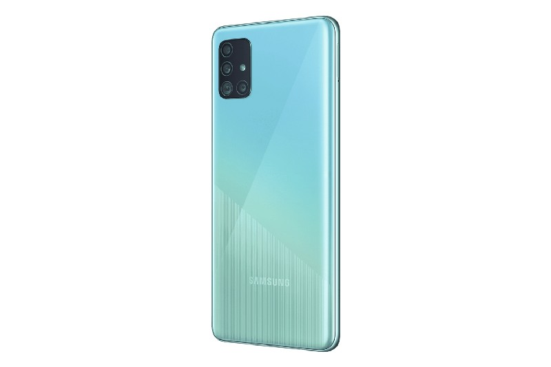 Un smartphone Samsung de color verde azulado, vista trasera, con múltiples lentes de cámara y un acabado degradado.