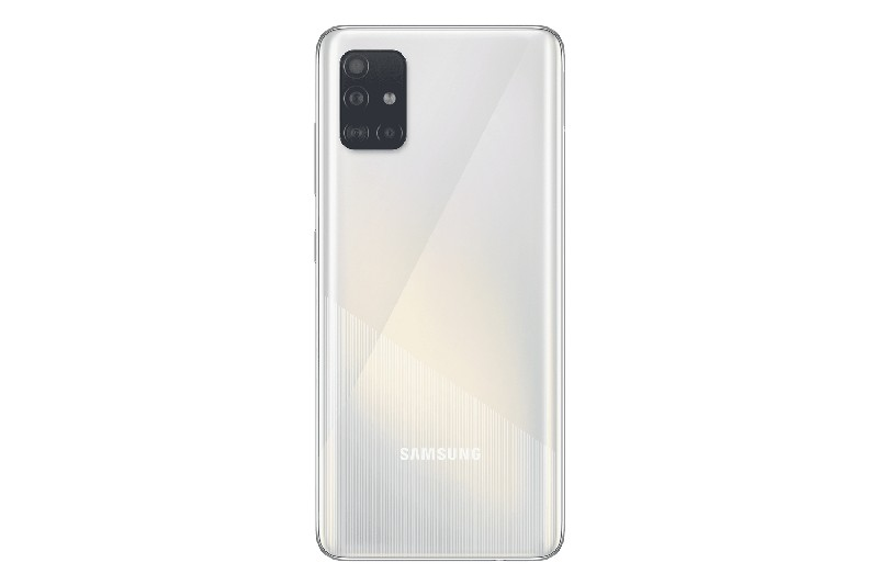 Parte trasera de un Samsung Galaxy A51 blanco. Cuatro cámaras en la parte superior.