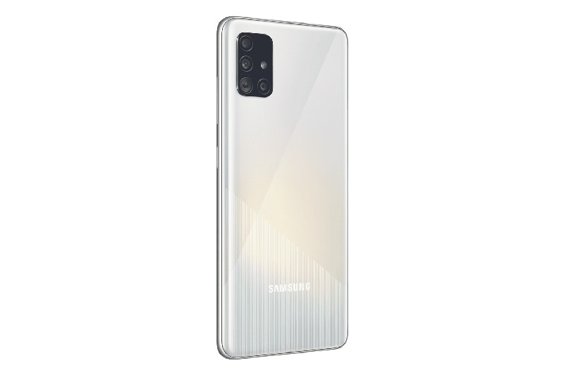 Teléfono Samsung blanco, vista trasera con conjunto de cámaras y logotipo.