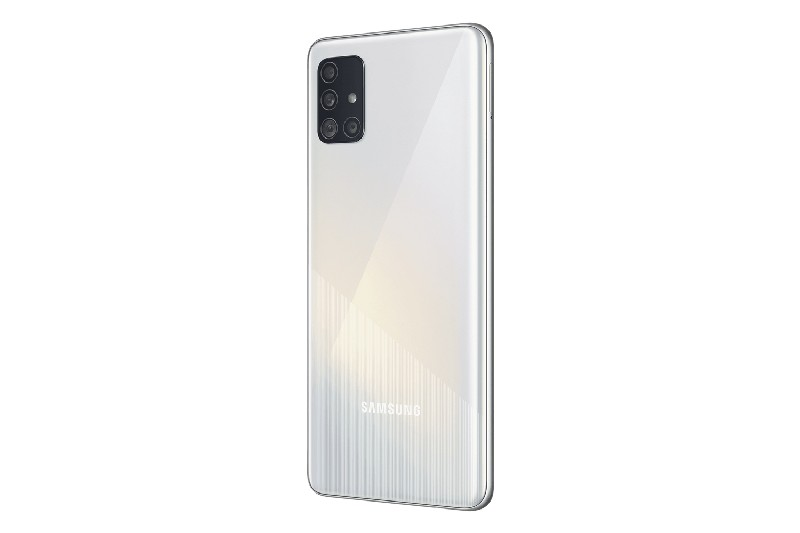 Teléfono blanco Samsung Galaxy A51. Cuatro cámaras en la parte trasera.