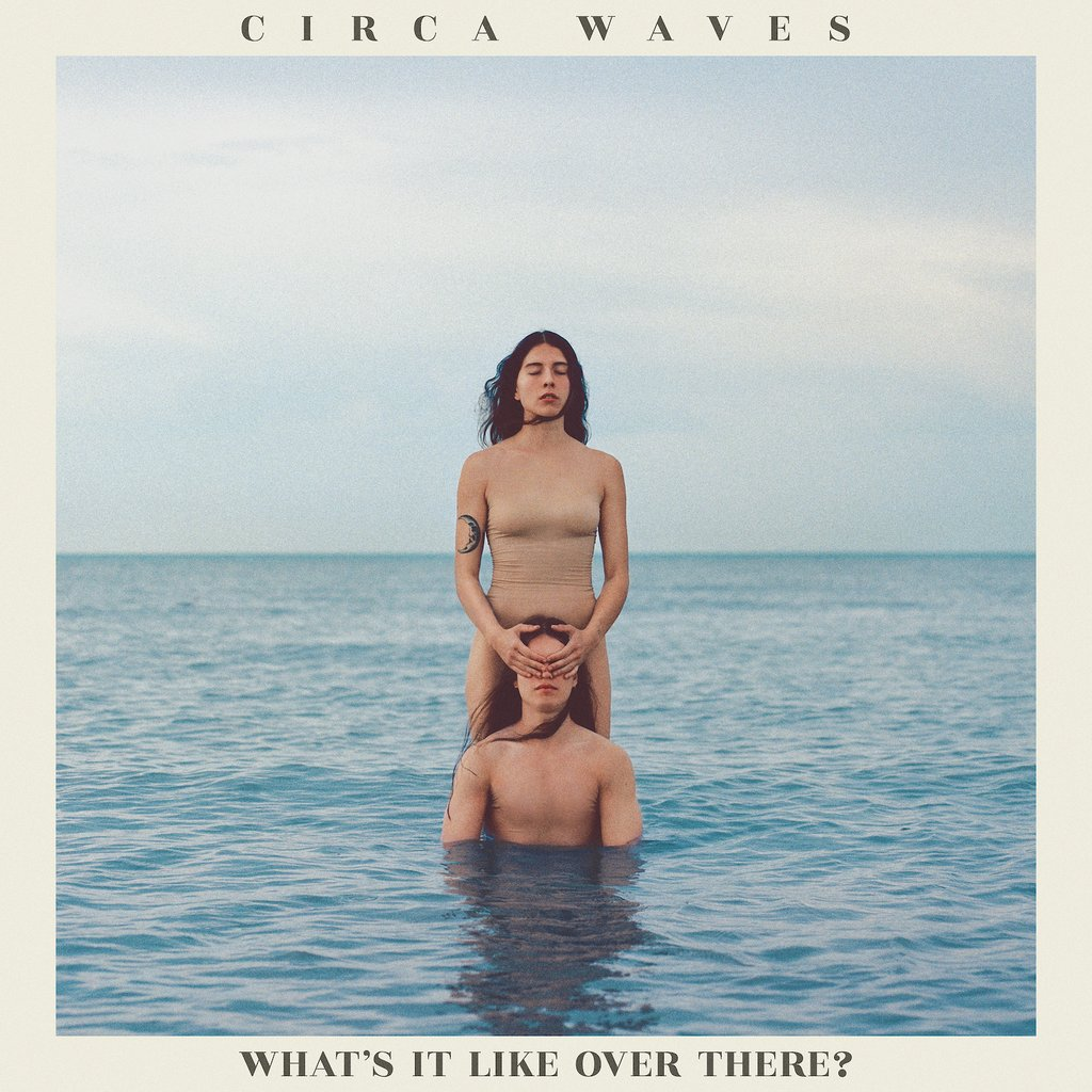Couple debout dans l'eau, l'un couvrant les yeux de l'autre. Texte : CIRCA WAVES.