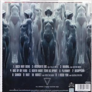 Rückseite einer CD mit einer Gruppe von Figuren-Statuen. Text und Titelliste sind sichtbar.