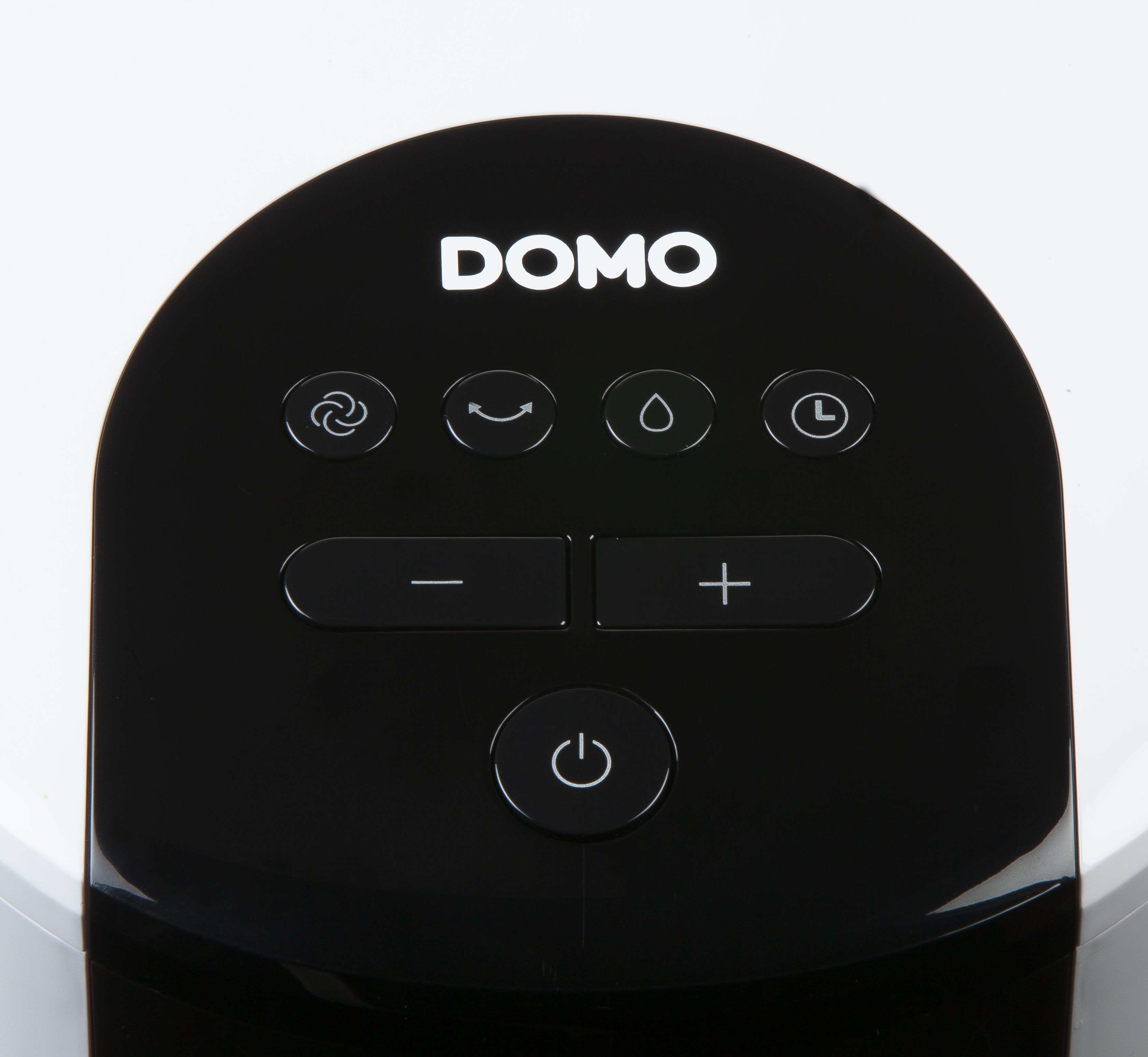 Panneau de commande noir avec texte et icônes blancs pour un appareil DOMO.