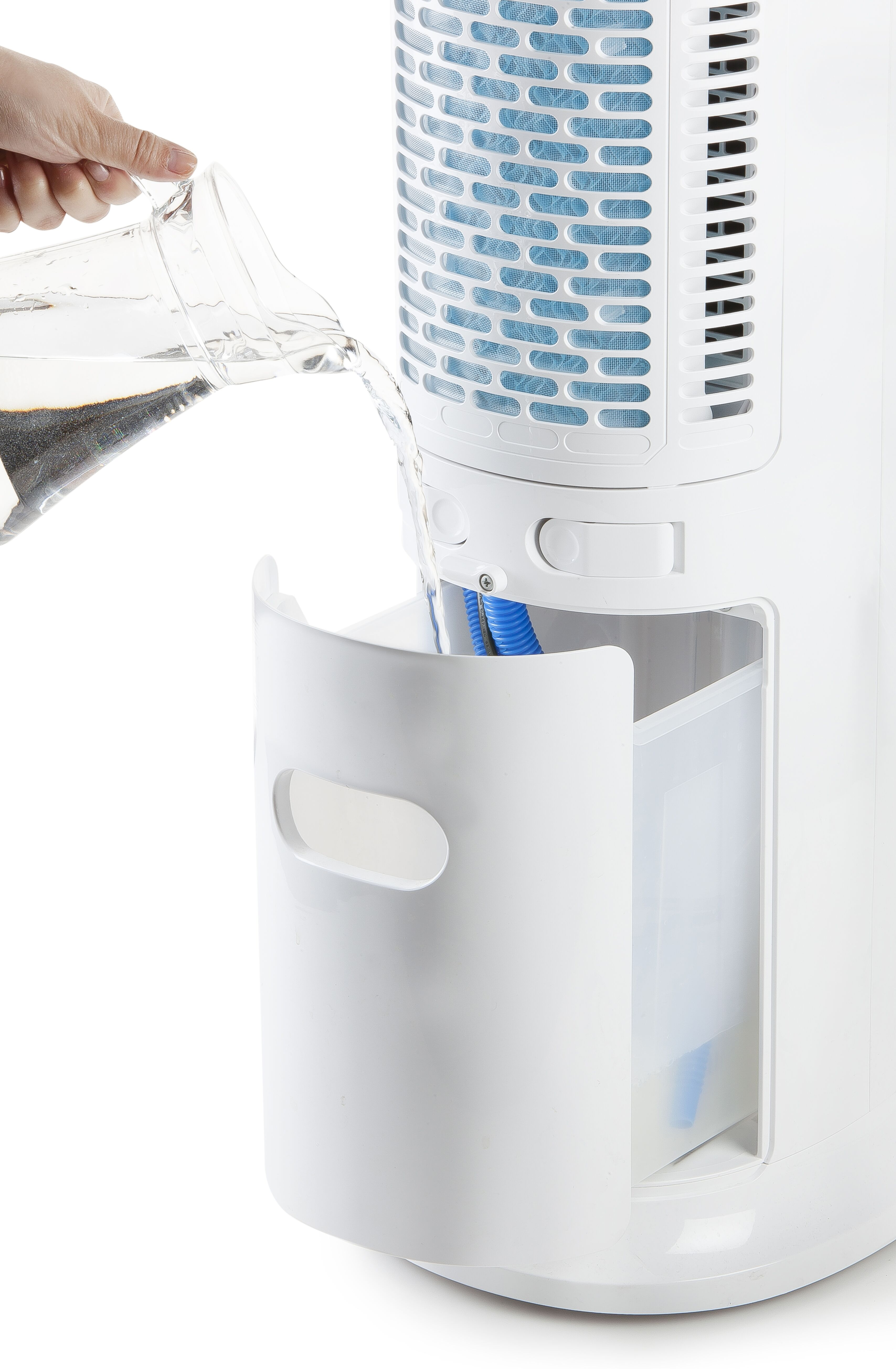 Main versant de l'eau d'une cruche dans un refroidisseur d'air blanc.