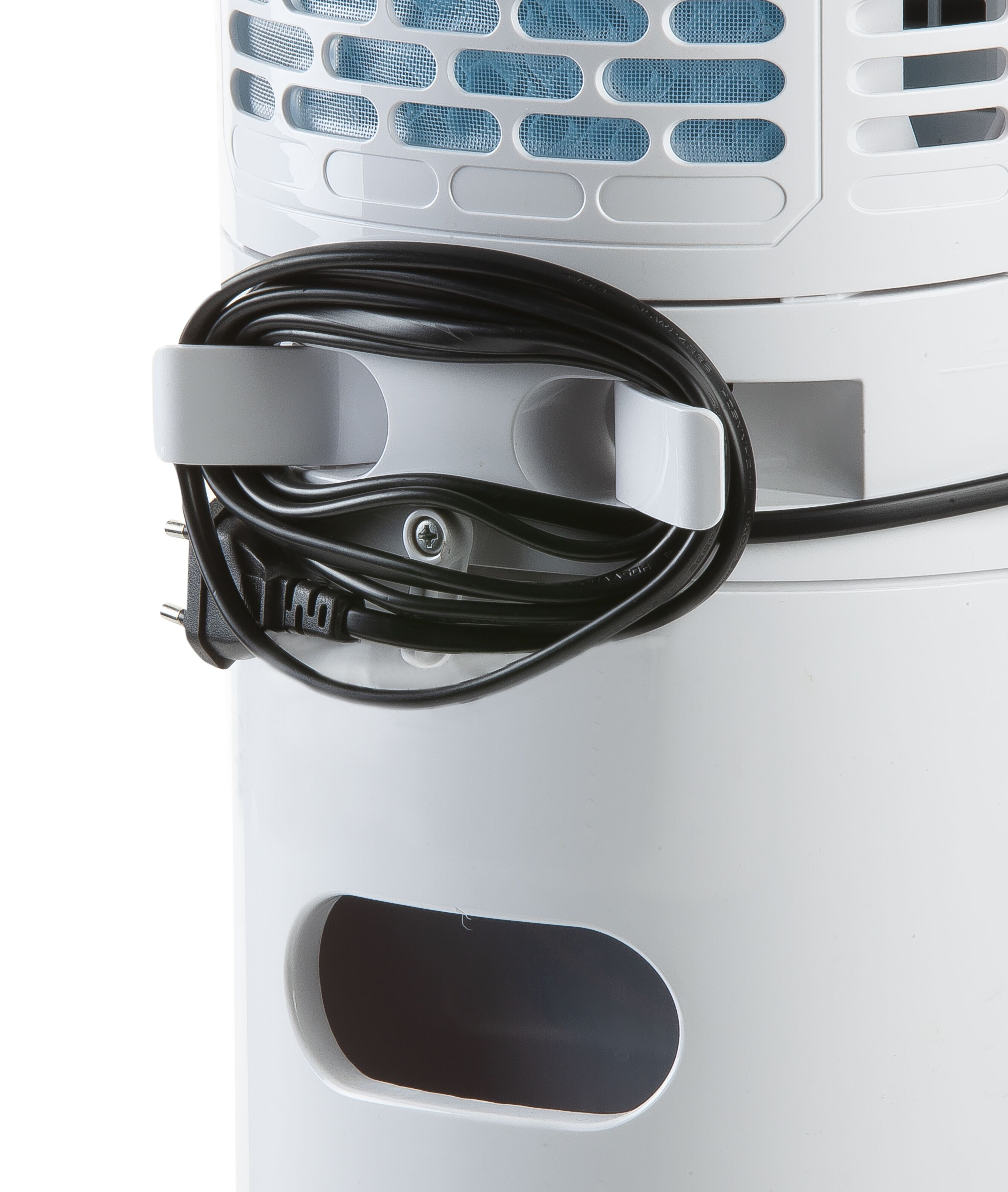 Purificateur d'air blanc avec un cordon d'alimentation noir enroulé autour. Fond blanc.
