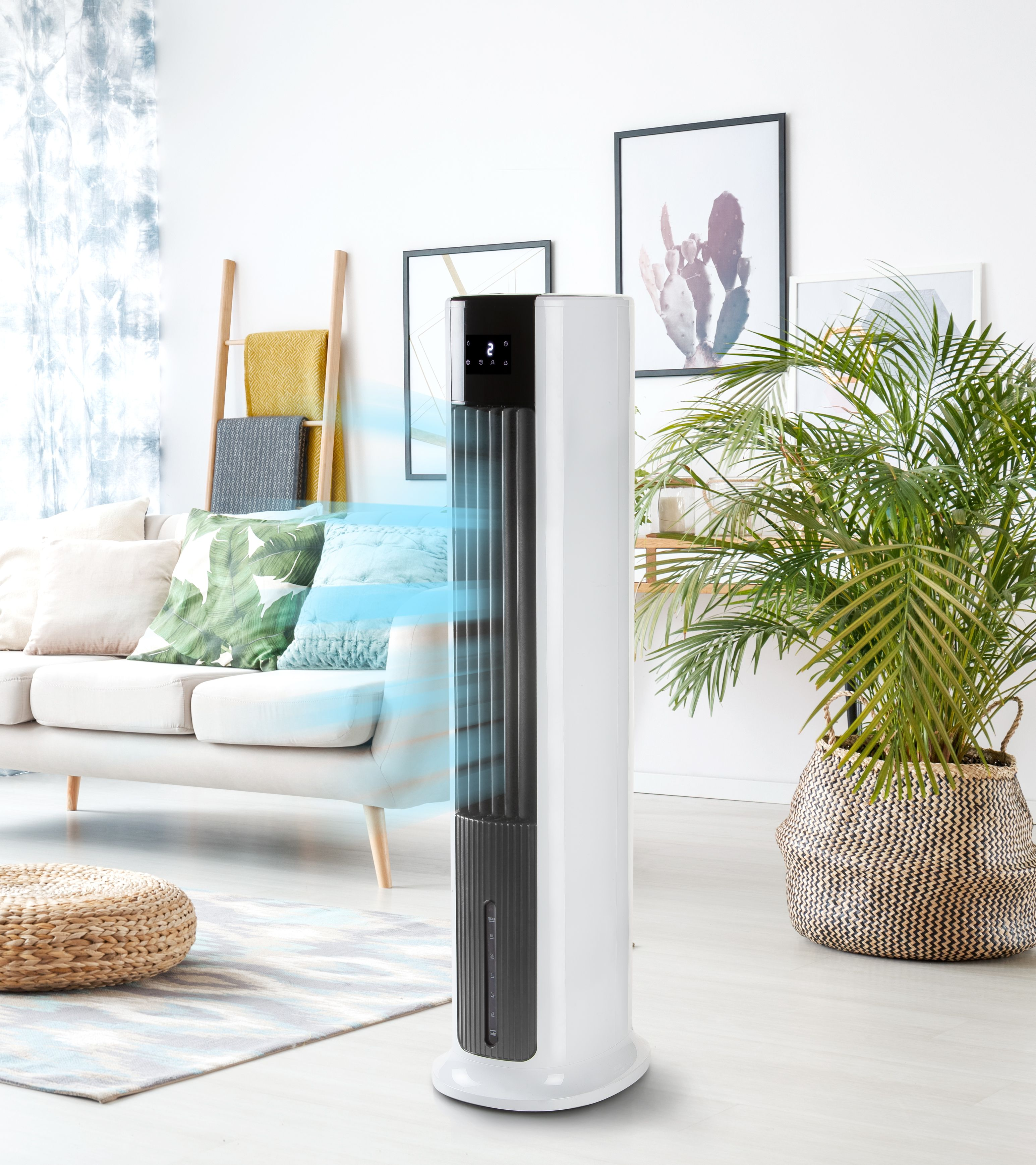 Refroidisseur d'air blanc dans un salon, avec un canapé et une plante.