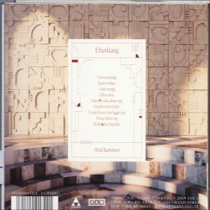 Die Rückseite einer CD mit Text in einem weißen Rechteck und einem strukturierten Hintergrund.