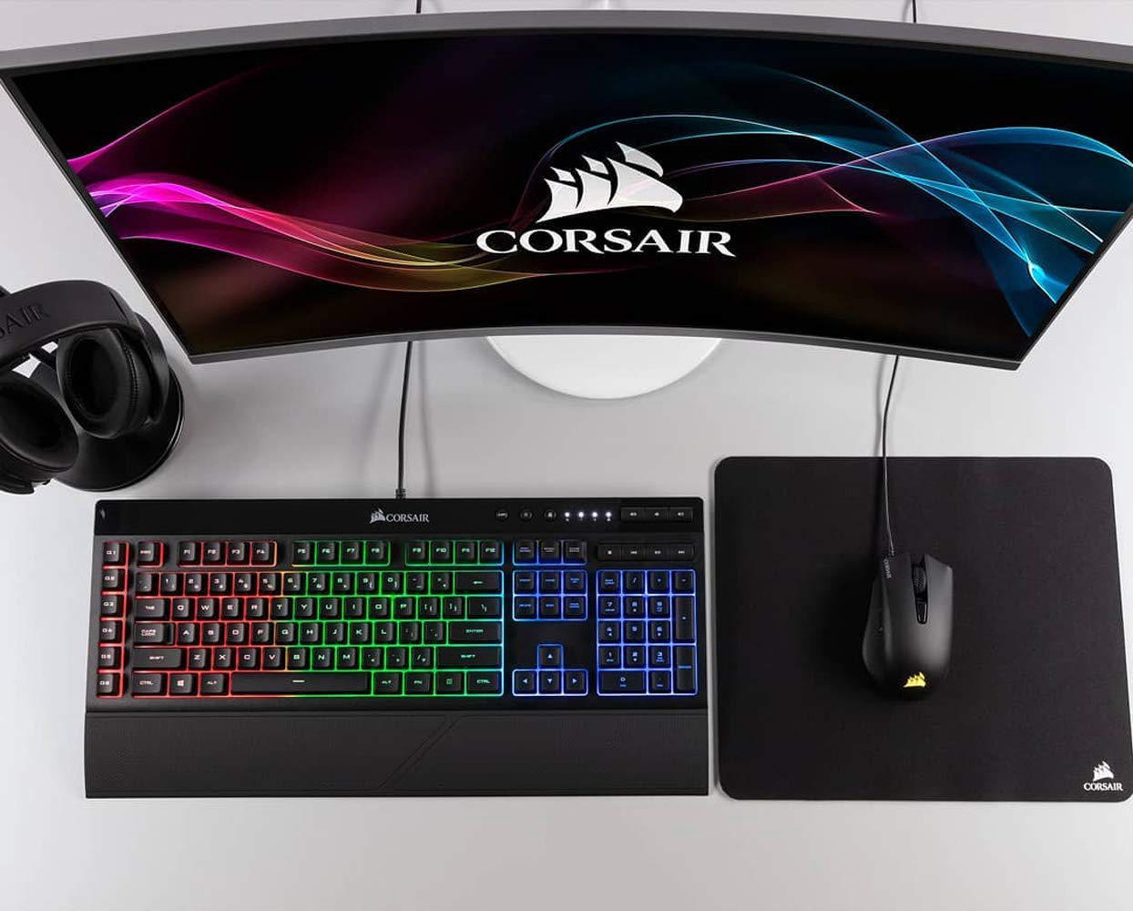 Draufsicht eines Computer-Setups mit Monitor, Tastatur und Maus.