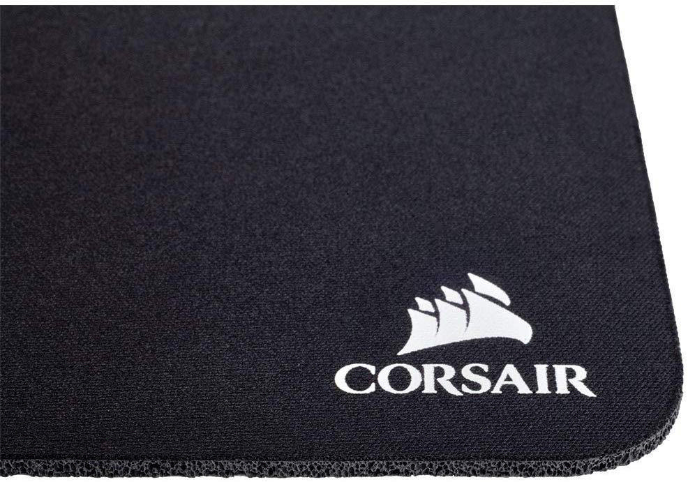 Schwarzes Mauspad mit dem Wort CORSAR und dem Corsair-Logo in Weiß.
