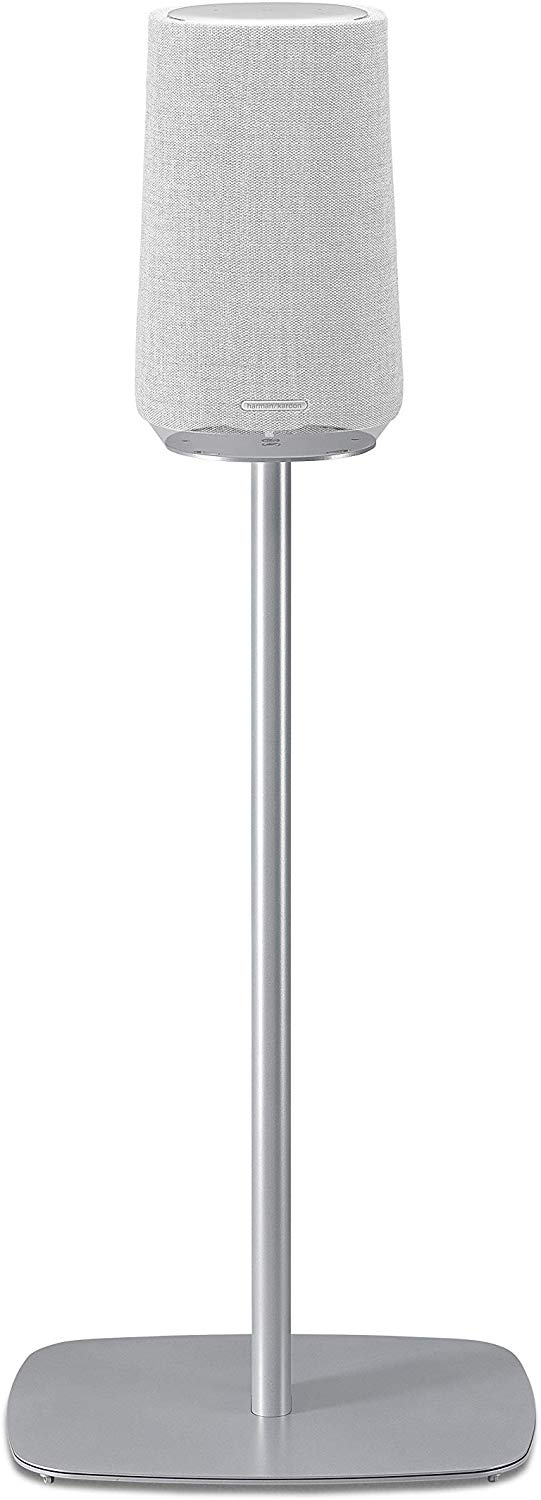 Een witte hoge luidspreker op een zilveren standaard met een vierkante basis, op een witte achtergrond.