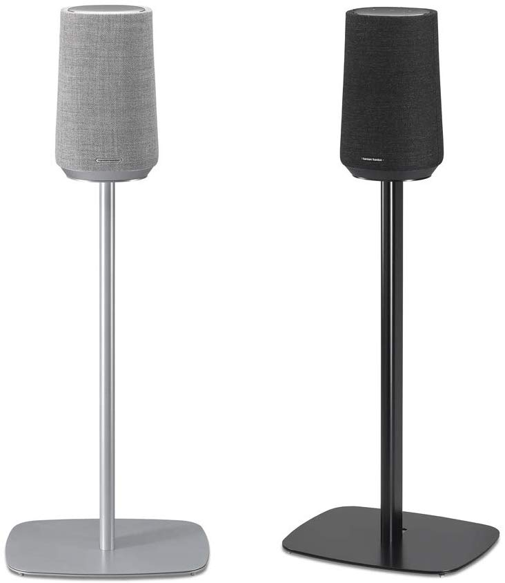 Twee luidsprekers op standaards, één grijs, één zwart, tegen een witte achtergrond.