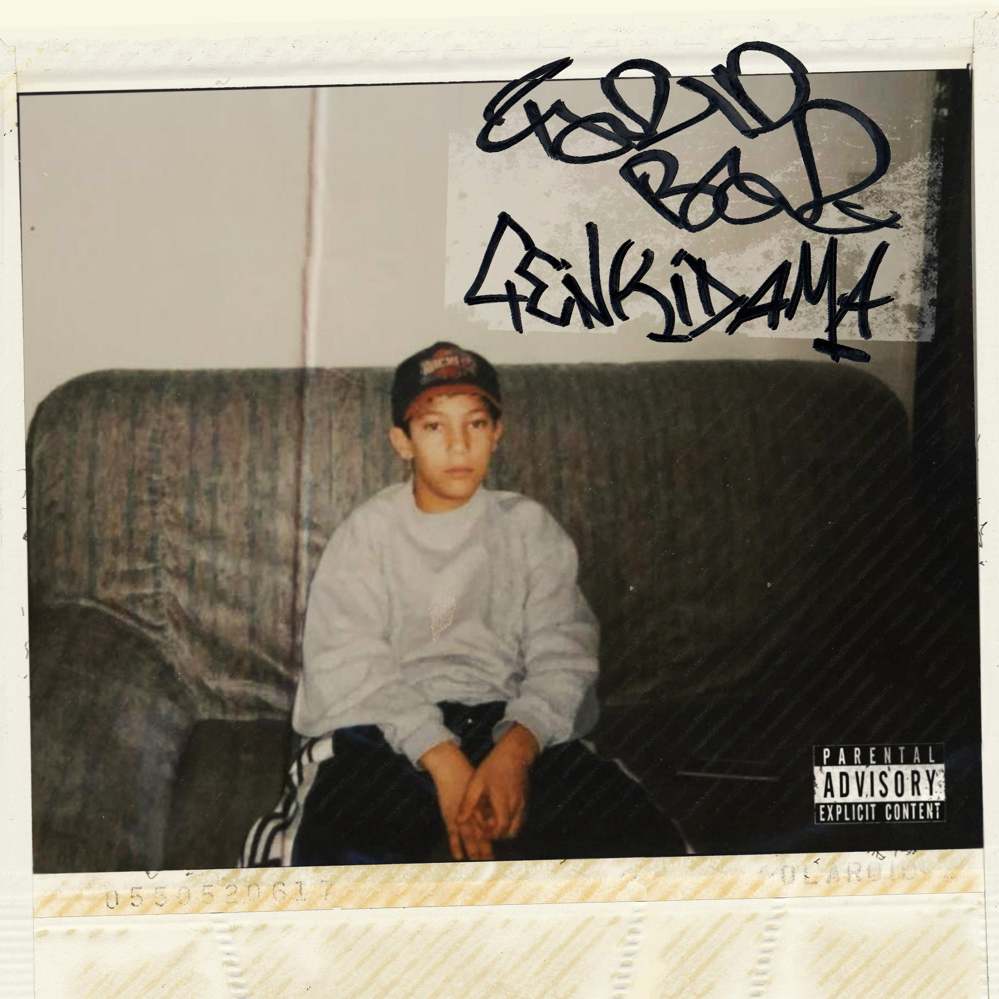 Polaroid-Foto eines jungen Mannes, der mit Graffiti auf einem Sofa sitzt.