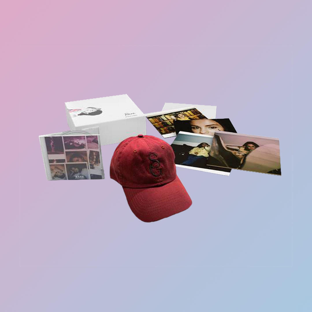 Boîte, photos et une casquette rouge disposées sur une surface avec un dégradé coloré.