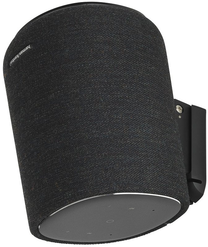 Zwarte cilindrische speaker aan de muur gemonteerd. Harman/Kardon branding.