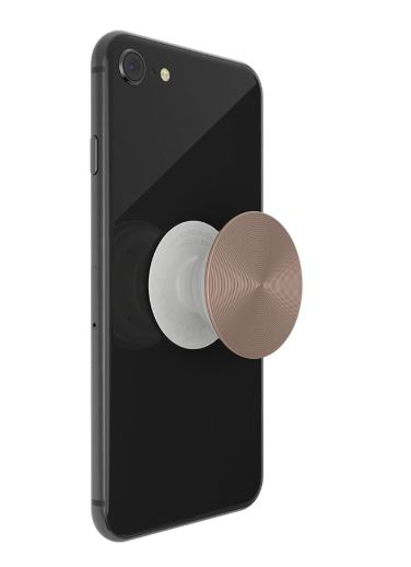 Ein schwarzes Smartphone mit einem weißen und kupferfarbenen PopSocket auf der Rückseite.