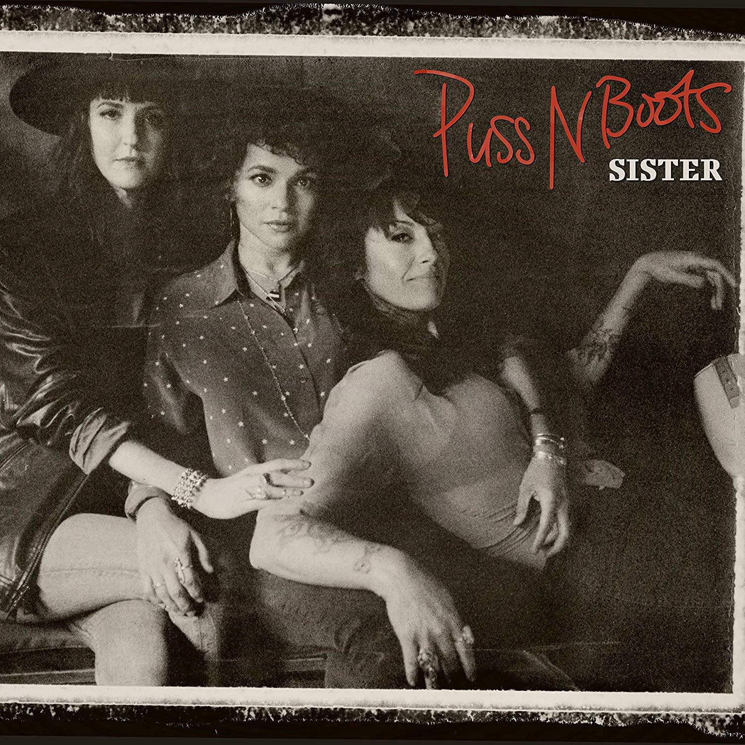 Zwart-wit foto van 3 vrouwen, albumhoes. Het woord "Sister" is in het rood geschreven.