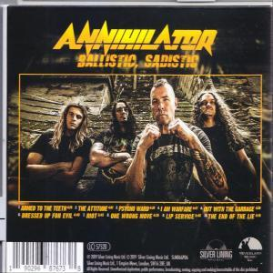 Dos d'une pochette de CD. Membres du groupe sur une photo de groupe. Titre de l'album, liste des titres et détails du copyright.