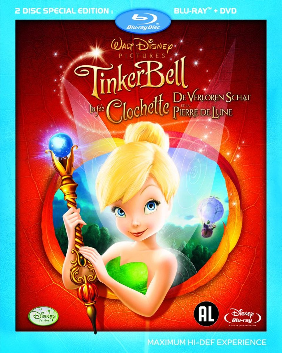 Tinker Bell dvd-hoes. Tinker Bell houdt een toverstaf vast. Achtergrond heeft bladeren en een kleine ballon.