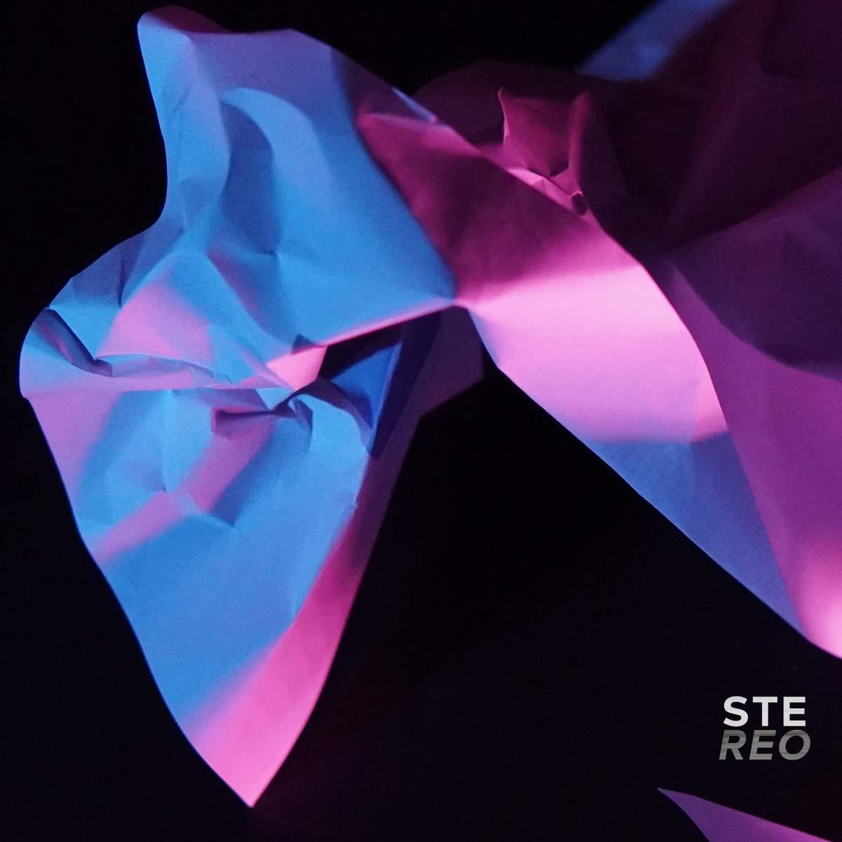 Abstraktes Bild mit rosa und blau zerknittertem Papier auf schwarzem Hintergrund.