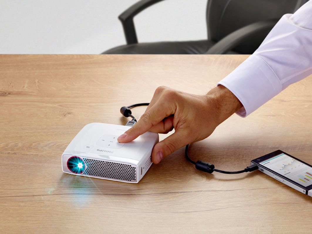 PHILIPS PICOPIX PLUS PPX 4835 EK Mini Beamer(HD, 350 Lumen)