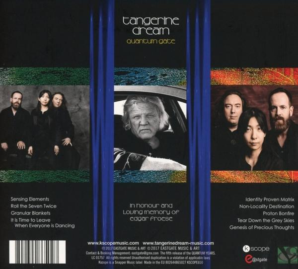 Albumcover zeigt Bandmitglieder und einen Mann in einem Auto, mit Songtiteln und Text.