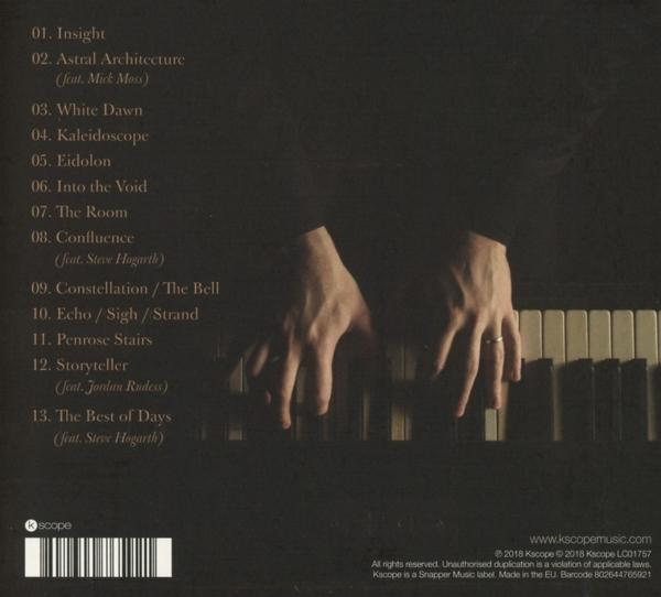 Albumcover mit Händen auf einem Klavier. Der Albumtitel lautet Insight, und die Songtitel sind aufgeführt.