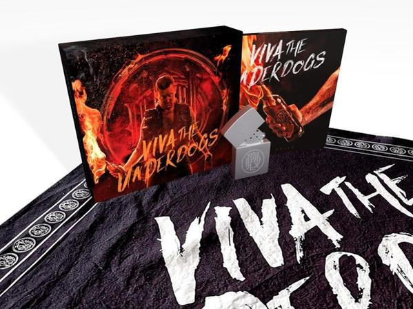 Albumcover und ein Feuerzeug mit den Worten "Viva The Underdogs". Enthält ein schwarzes Handtuch mit den gleichen Worten.