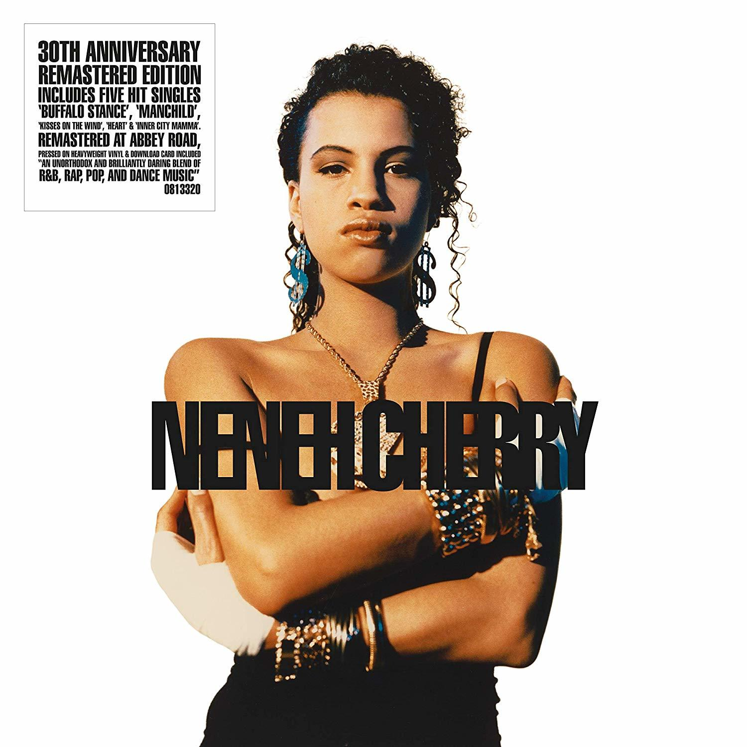 Album borító, Neneh Cherryvel, fehér háttér előtt.