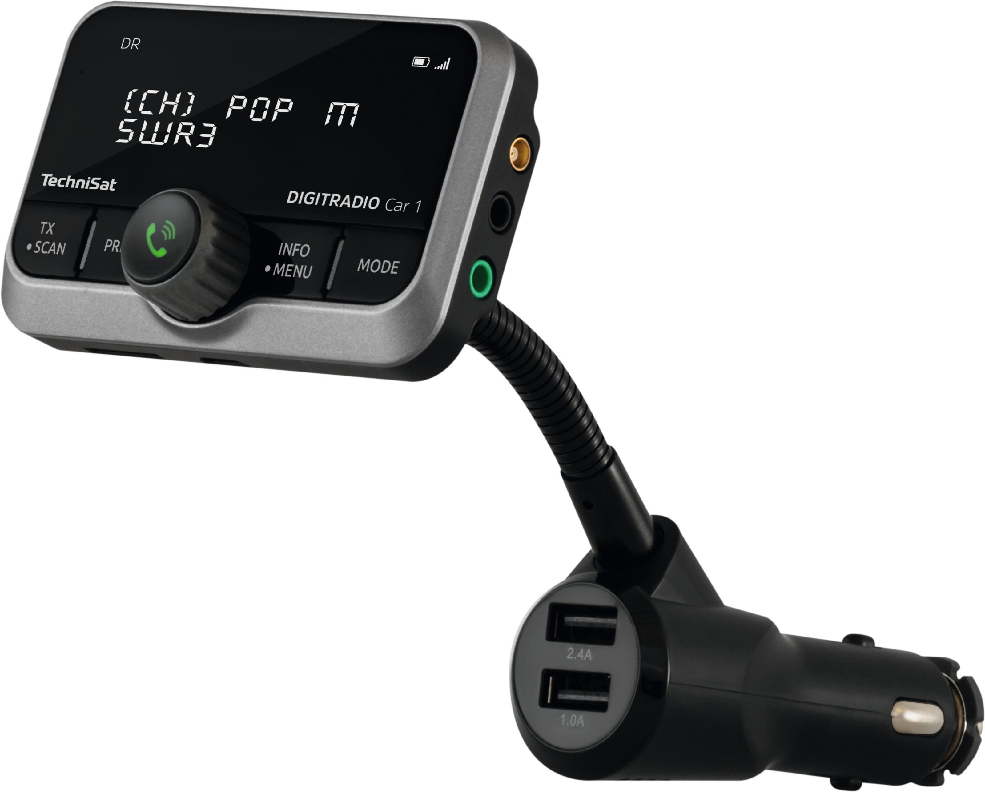 Ein Mann verwendet ein schwarzes TechniSat Digitradio Car 1 Gerät im Auto.