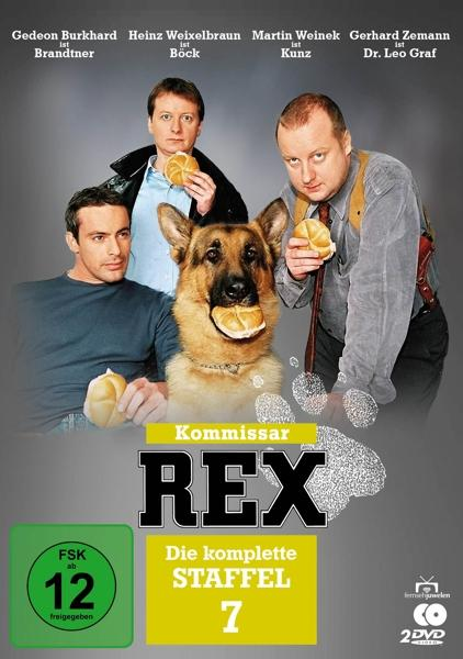 DVD-Cover: Drei Männer, ein Hund mit Brot und Titel 'Kommissar Rex'. FSK 12. 'Die komplette Staffel 7'.