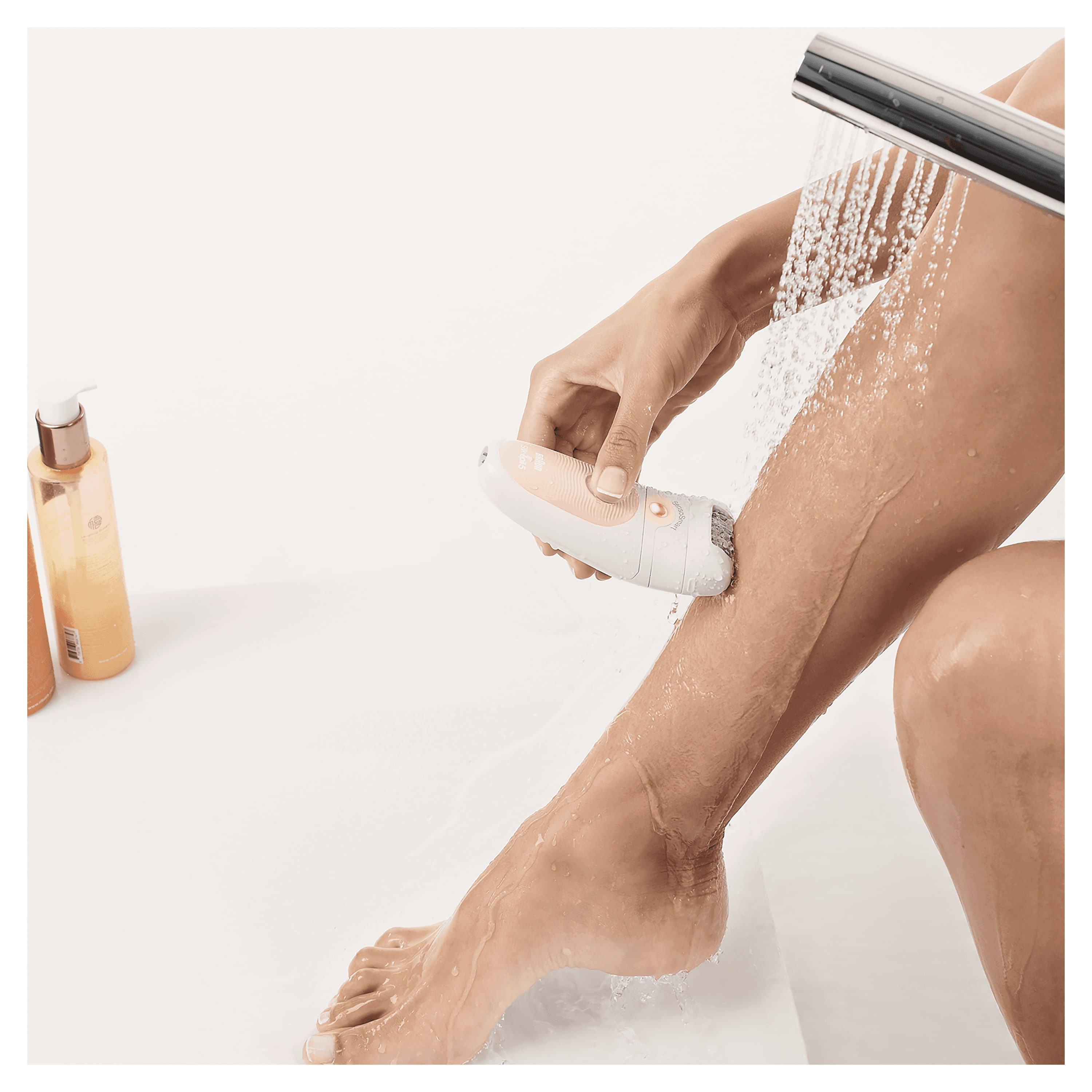 Frau rasiert Bein in Badewanne mit weißem Epilierer, gelbe Flasche daneben.