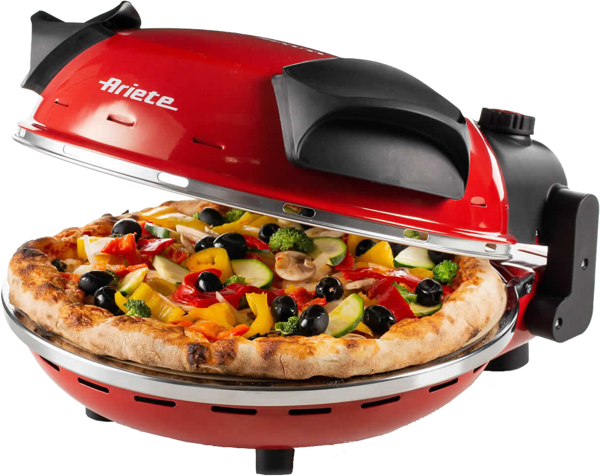 Piros pizzasütő egy pizzával. A pizzán zöldségek, sajt és fekete olajbogyó van. Egy konyhában van.