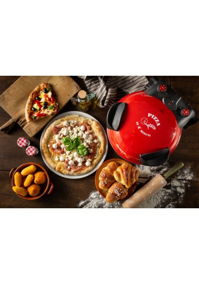 Pizza egy piros pizzakemencében, más ételekkel egy asztalon.