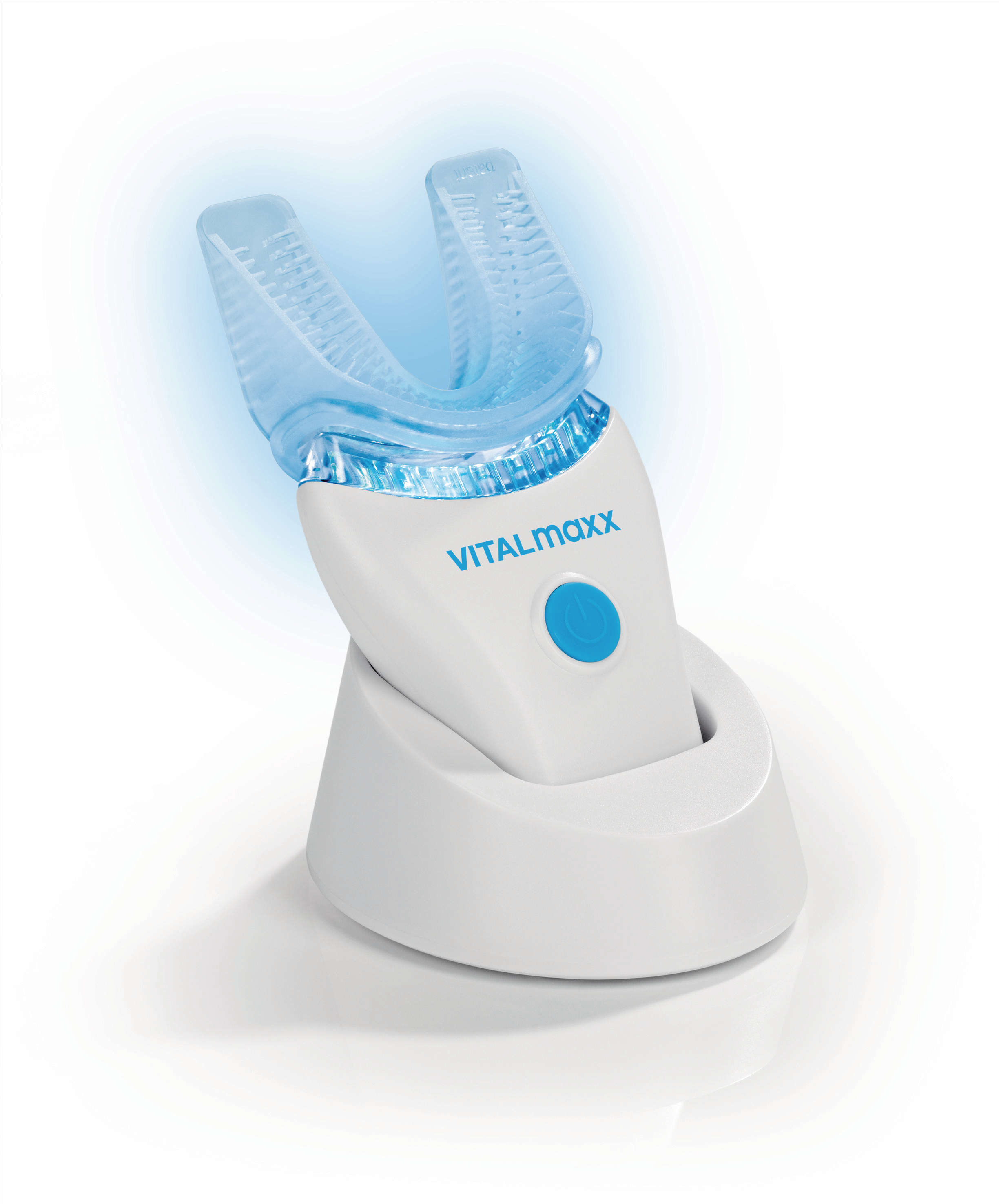 Weißes Zahnaufhellungsgerät auf einem Ständer. Das Gerät hat blaues Licht. Der Markenname ist VITALMAXX, blauer Knopf.