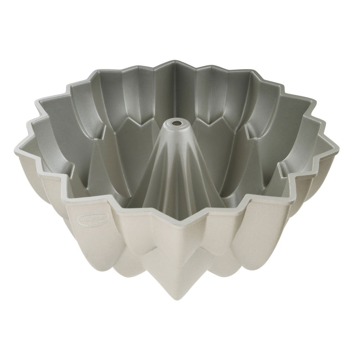 Eine graue, blumenförmige Bundt-Kuchenform.